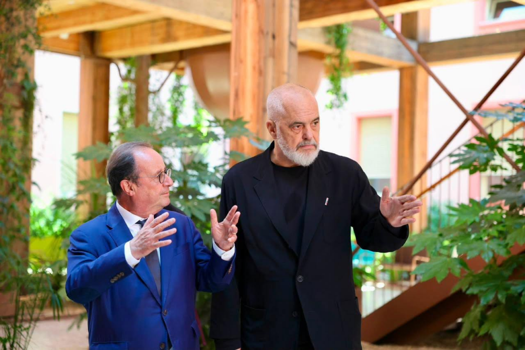 Rama ndan pamjet  ish presidenti francez nderohet me Medaljen e Artë të Mirënjohjes Publike