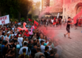 Protestuesit ‘mësyjnë’ brenda Universitetit të Politeknikut, tensione me policinë për banderolën e shpalosur në fasadë