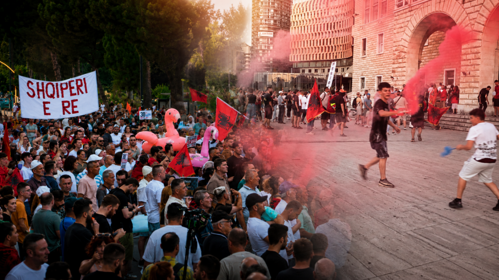 Protestuesit ‘mësyjnë’ brenda Universitetit Politeknik, tensione me policinë për banderolën e shpalosur në fasadë