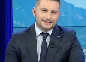 “Thua dot Berisha në burg”? – rrjeti sulmon gazetarin e opozitës që mbajti fjalim në protestë
