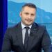 “Thua dot Berisha në burg”? – rrjeti sulmon gazetarin e opozitës që mbajti fjalim në protestë