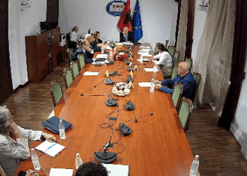 Kërcënohet deputetja Koçeku? Hasani debate me Vokshin: Nëse ndihet e kërcënuar, t’i drejtohet organeve kompetente
