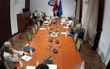 Kërcënohet deputetja Koçeku  Hasani debate me Vokshin  Nëse ndihet e kërcënuar  t i drejtohet organeve kompetente