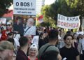 ‘T’rre mendja se u ka bo deti Marta Kos’, protestuesit mesazhe për komisioneren dhe Ramën përmes pankartave