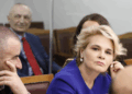 Monika Kryemadhi gjobitet me 10 mijë lekë, sulmoi gazetarin Zhilla në sallën e gjyqit