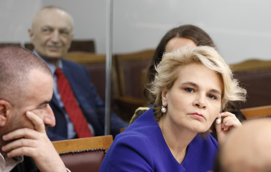 Monika Kryemadhi gjobitet me 10 mijë lekë  sulmoi gazetarin Zhilla në sallën e gjyqit