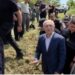 VIDEO/ Nën masa të rrepta sigurie, Ilir Meta mbërrin në Skrapar për ceremoninë e përcjelljes së të atit drejt banesës së fundit