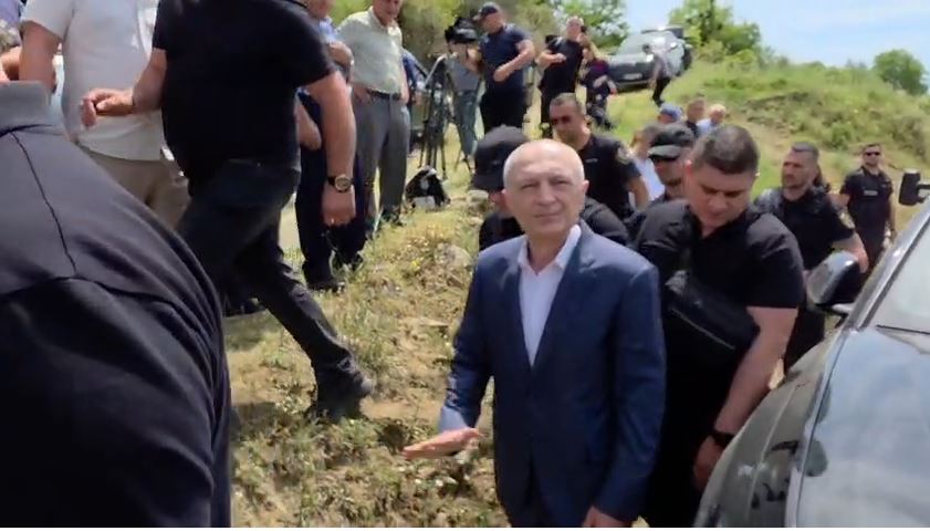 Pas ceremonisë mortore të babait  Ilir Meta largohet nga Çepani  Rikthehet në burgun 313