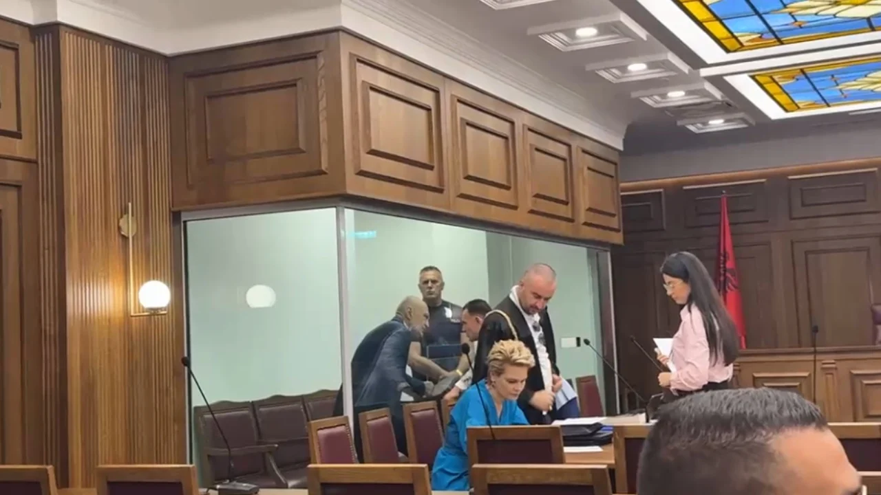  Ka rënë euro  Çfarë bëni ju si opozitë    Meta pyet Blushin në gjyq  ndërhyn Kryemadhi  Po Dumani çfarë bën me 