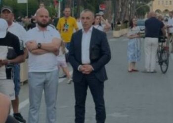 FOTOLAJM / Deputeti i PD shfaqet në protestën ku kërkohet “Berisha në burg”!