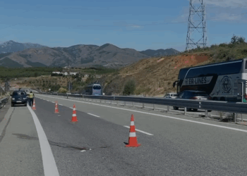 Zbriti nga autobusi dhe po kalonte Rrugën e Kombit, përplaset për vdekje shqiptarja nga Kosova