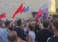“Opozitë e shitur! Berisha në burg”/ Thirrjet shqetësojnë militantët e PD, përplasje verbale në protestën e Zvërnecit