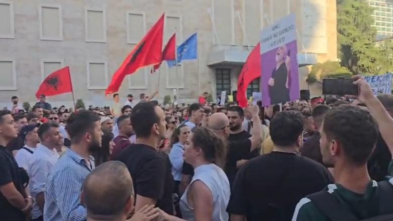  Opozitë e shitur  Berisha në burg   Thirrjet shqetësojnë militantët e PD  përplasje verbale në protestën e Zvërnecit