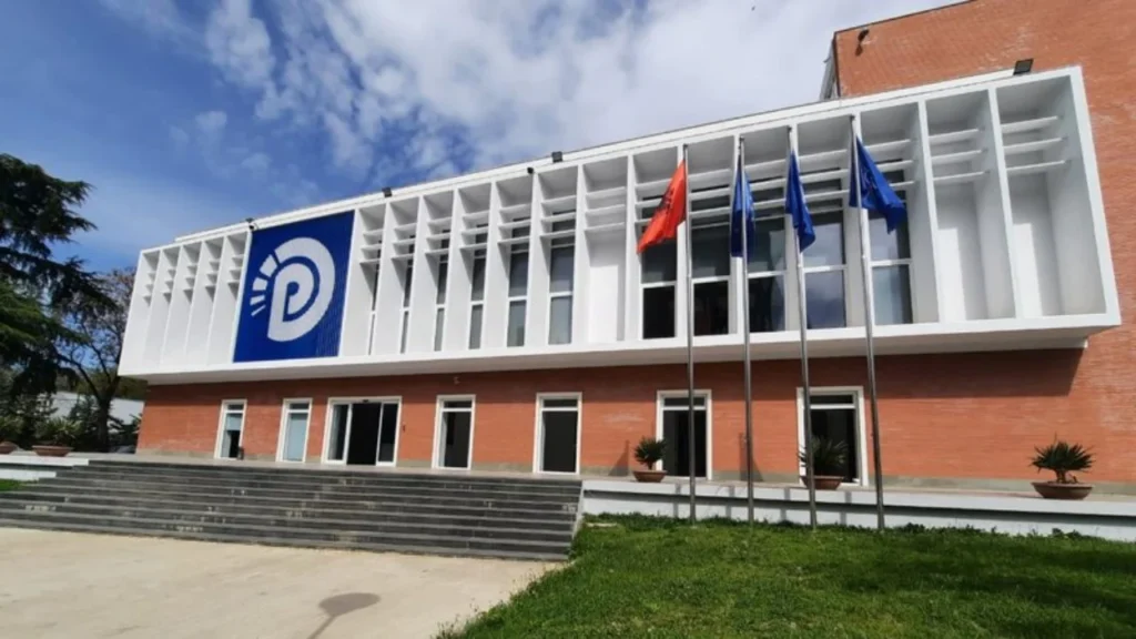 SHKRESA/ Pak para seancës në Kuvend, PD kërkon ndryshimin e rendit të ditës: Hiqni ligjin për pagat e magjistratëve, duhet të vijojnë konsultimet