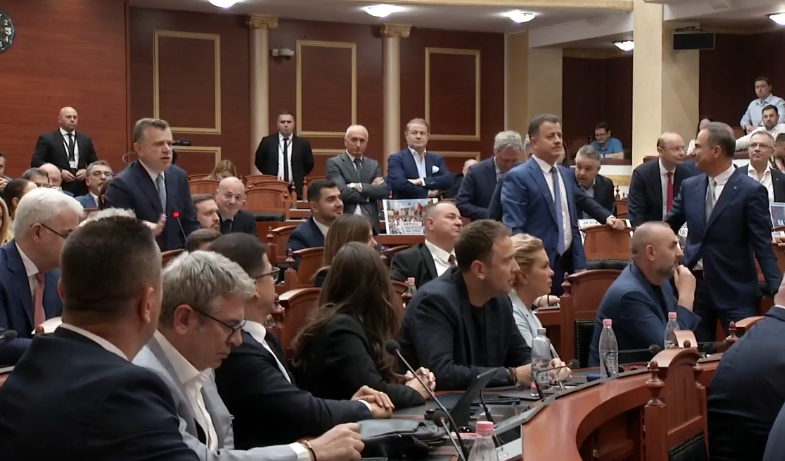 LIVE  Berisha  Duam mocion me debat me Ramën  Balla  Të sfidoj të dalësh sot në protestë 