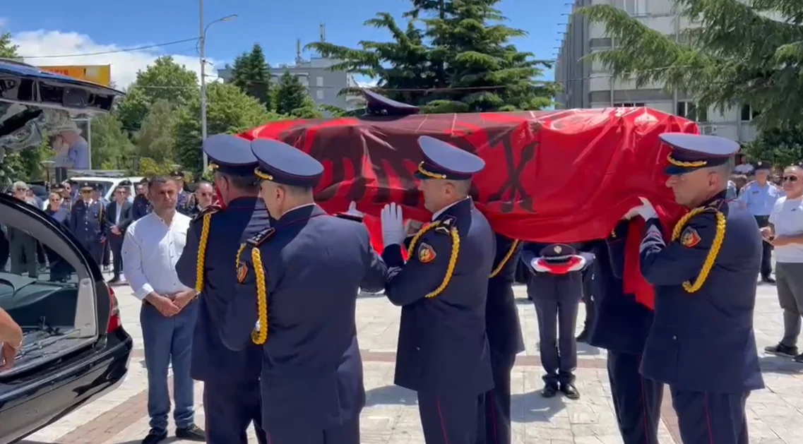Pas homazheve në Pogradec  përcillet për në banesën e fundit efektivi Enea Mekolli