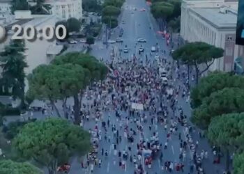 VIDEO/ Pamjet nga ajri, ja pjesëmarrja në protestën e sotme para Kryeministrisë