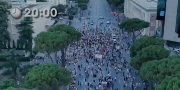 VIDEO/ Pamjet nga ajri, ja pjesëmarrja në protestën e sotme para Kryeministrisë