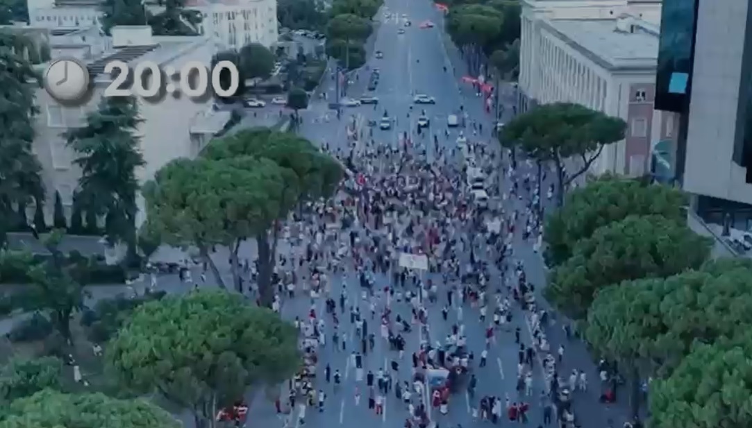 VIDEO  Pamjet nga ajri  ja pjesëmarrja në protestën e sotme para Kryeministrisë