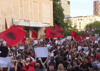 Bllokuan rrugët e Tiranë, procedohen penalisht 16 protestues, 2 në kërkim