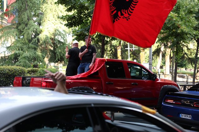 Pamjet me dron  Ja pjesëmarrja në protestën e sotme para Kryeministrisë