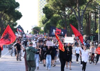 Qytetarët sërish protestë në Tiranë kundër resortit në Zvërnec