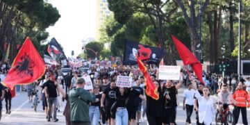 Qytetarët sërish protestë në Tiranë kundër resortit në Zvërnec