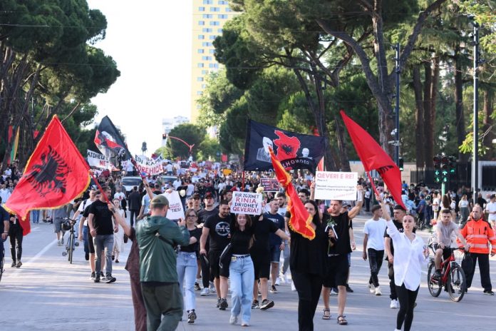 Qytetarët sërish protestë në Tiranë kundër resortit në Zvërnec