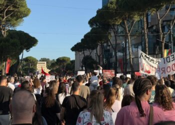 “Zvërneci”/ Qytetarët protestojnë sërish para Kryeministrisë