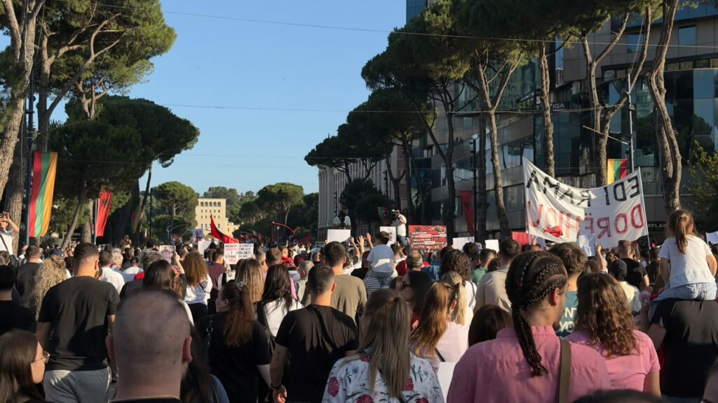 “Zvërneci”/ Qytetarët protestojnë sërish para Kryeministrisë
