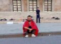 “Ti mbete vetëm”, Rama i drejtohet protestuesit të ulur në shkallët e Kryeministrisë: Eja tek unë…