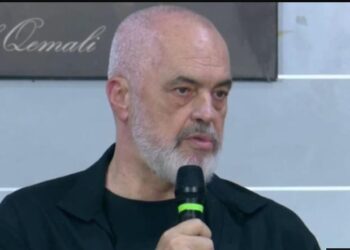 Rama takim me banorët e Zvërnecit në Pallatin e Kulturës në Vlorë