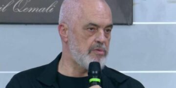 Rama takim me banorët e Zvërnecit në Pallatin e Kulturës në Vlorë