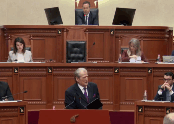 Kuvendi rrëzon kërkesën e PD për ndryshimin e rendit të ditës dhe diskutimin e raportit të miratuar nga PE
