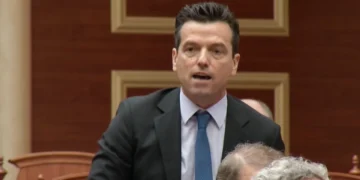 Seanca nis me tensione/ Shehaj nuk lejon Berishën të flasë, ndërhyn zëvendëskryeparlamentarja