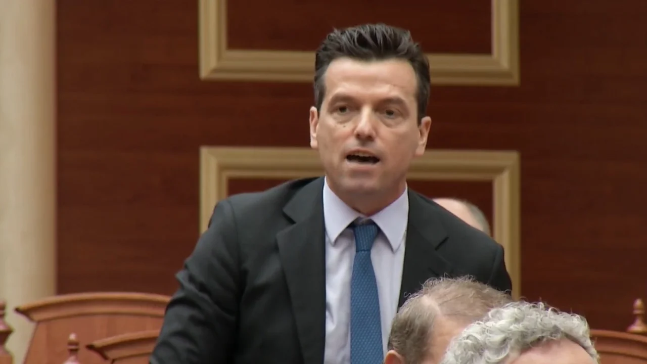 Seanca nis me tensione  Shehaj nuk lejon Berishën të flasë  ndërhyn zëvendëskryeparlamentarja