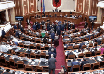 PD vijon bllokimin e foltores, ndërpritet sërish seanca. Peleshi: Nuk është arenë gladiatorësh, tërheq vëmendjen për shkelje të rregullores