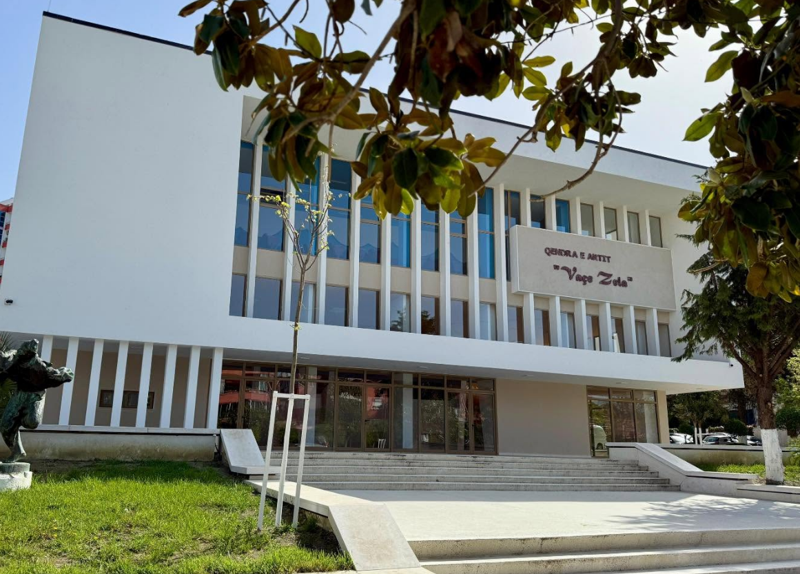 Rama ndan pamjet e Pallatit të Kulturës  Vaçe Zela   Tanimë i rilindur me kushte dinjitoze