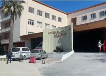 Një i plagosur me thikë transportohet me urgjencë në spitalin e Vlorës, policia nis hetimet