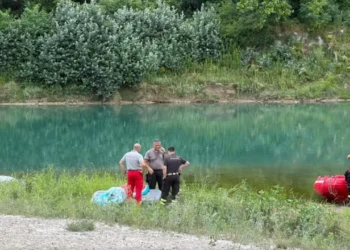 U fut në lumë për të shpëtuar djalin e mitur por e mori rryma e ujit, humb jetën babai 38-vjeçar në Itali