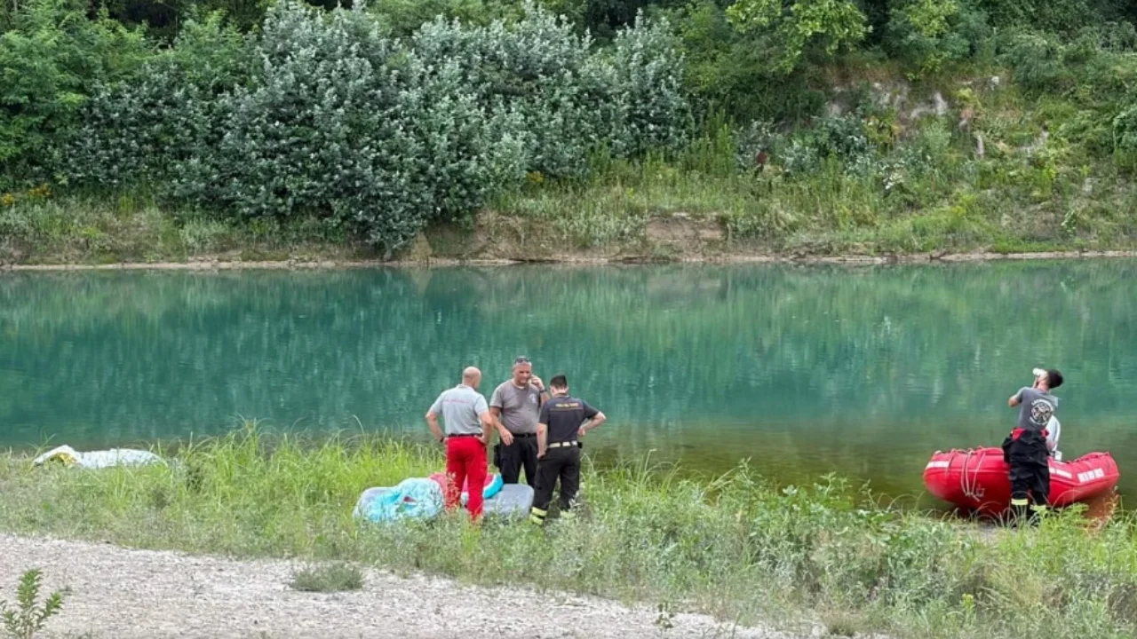 U fut në lumë për të shpëtuar djalin e mitur por e mori rryma e ujit  humb jetën babai 38 vjeçar në Itali
