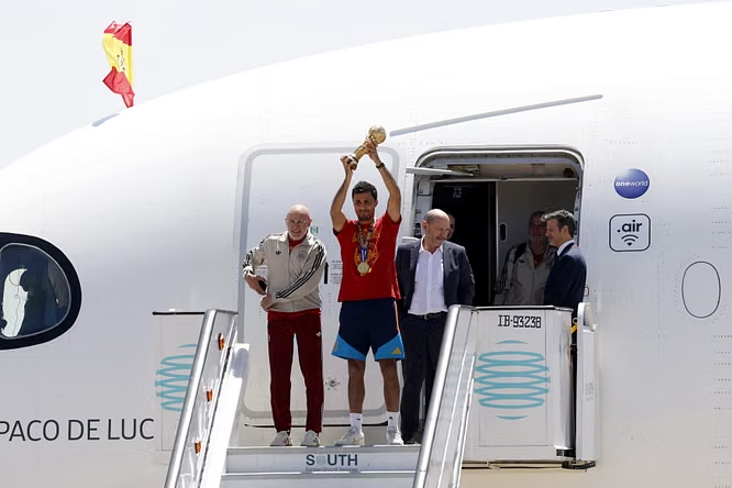 Spanja kthehet në shtëpi si kampione Bote  Mbreti Felipe  Një fitore epike