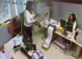 Dalin pamje të reja brenda Postës në Durrës, ish-shefja e Financës shihet me një thes në dorë (VIDEO)