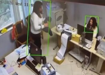 Dalin pamje të reja brenda Postës në Durrës, ish-shefja e Financës shihet me një thes në dorë (VIDEO)