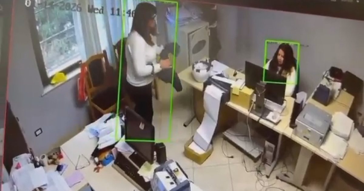 Dalin pamje të reja brenda Postës në Durrës  ish shefja e Financës shihet me një thes në dorë  VIDEO 