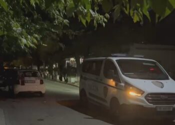 Detaje tronditëse nga atentati në Elbasan/ Autori i maskuar u ndoq nga fëmijët para sulmit, shënjestra e vërtetë i shpëtoi plumbave