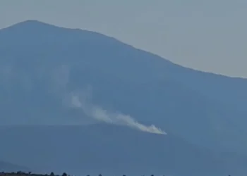 Zjarr masiv pranë Rrugës së Kombit, flakët përhapen në zonën malore pranë tunelit të Kalimashit