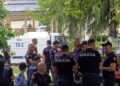 Deputetët mbërrijnë në Kuvend para kohe, protestuesit qëllojnë makinën e Peleshit. Forca të shumta policie në terren