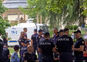 Deputetët mbërrijnë në Kuvend para kohe, protestuesit qëllojnë makinën e Peleshit. Forca të shumta policie në terren