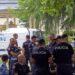 Deputetët mbërrijnë në Kuvend para kohe, protestuesit qëllojnë makinën e Peleshit. Forca të shumta policie në terren